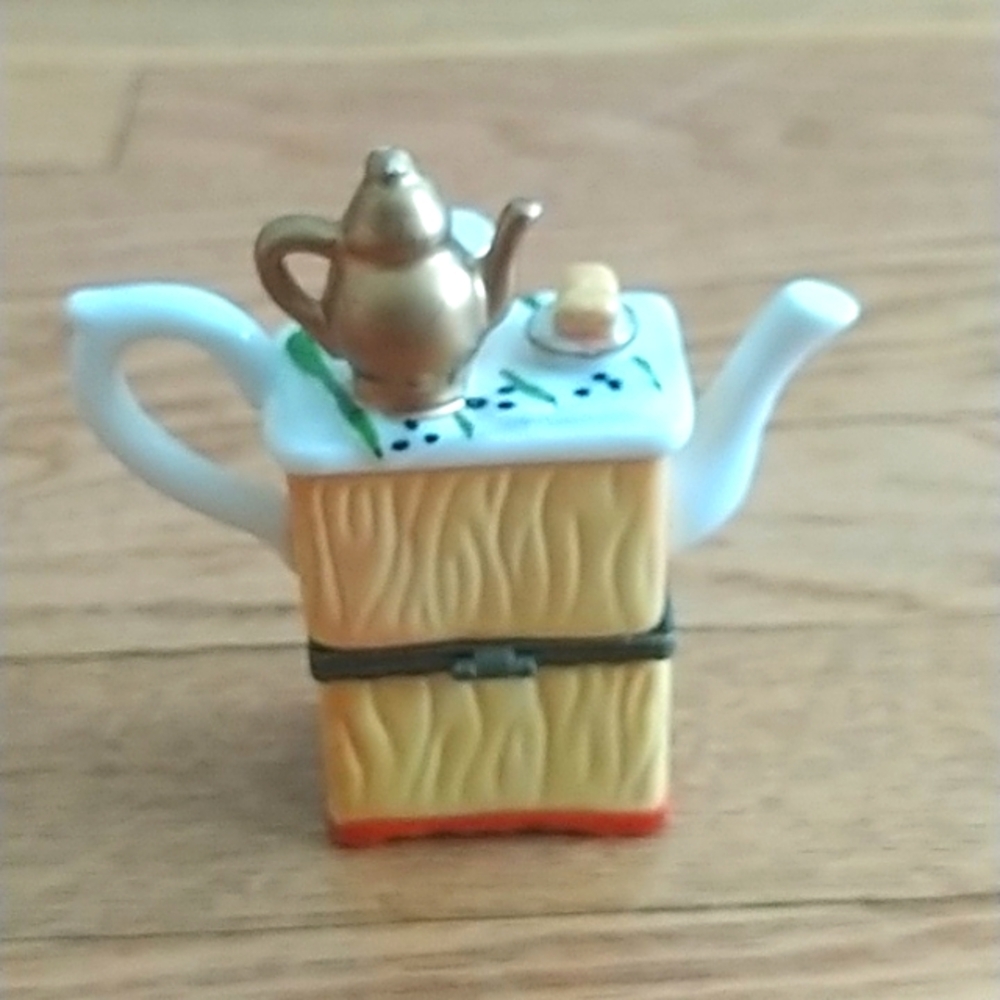 Teapot Collection with Tea setting - Picture 6 of 9